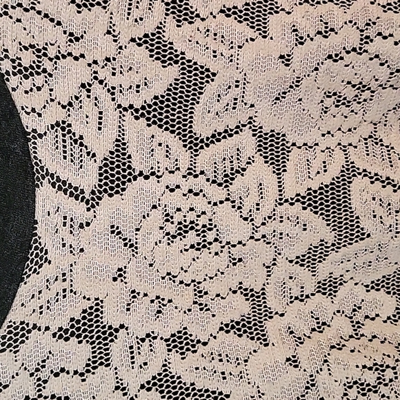 Cute lightweight top, gray with cream lace overlay on front, excellent condition - Picture 2 of 4